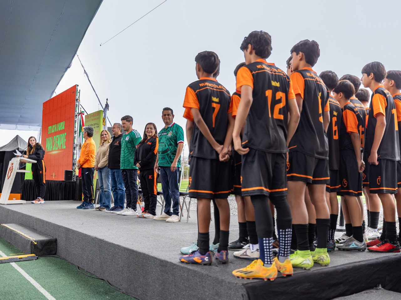 Selección Juvenil DIF NL viaja a Roma a torneo de futbol; Gobernador y Mariana estrenan cancha CEDEREG