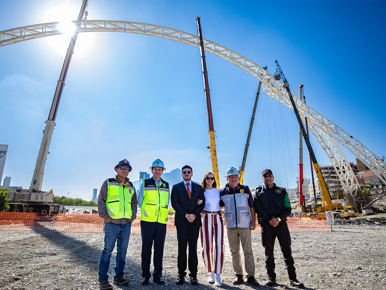 Samuel García y Mariana Rodríguez supervisan obras del Puente "Nuevo"  a la altura de Torre Rise