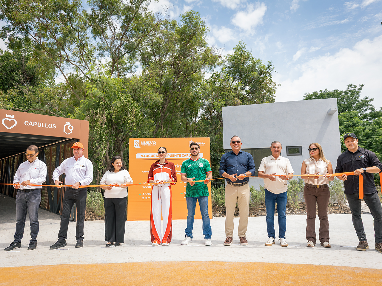 Inauguran Samuel y Mariana Puente Capullos; recorren Parque del Agua y Río La Silla