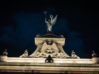 Encienden nueva iluminación de Palacio de Gobierno; entregan restauración de la Victoria Alada