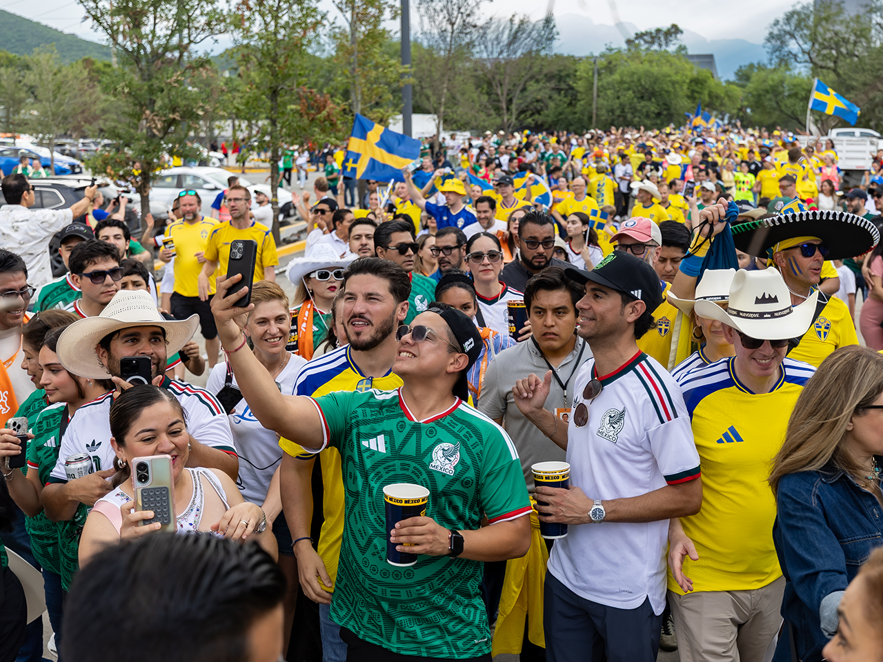 Se suma Samuel García a la afición del Mundial más Norteño