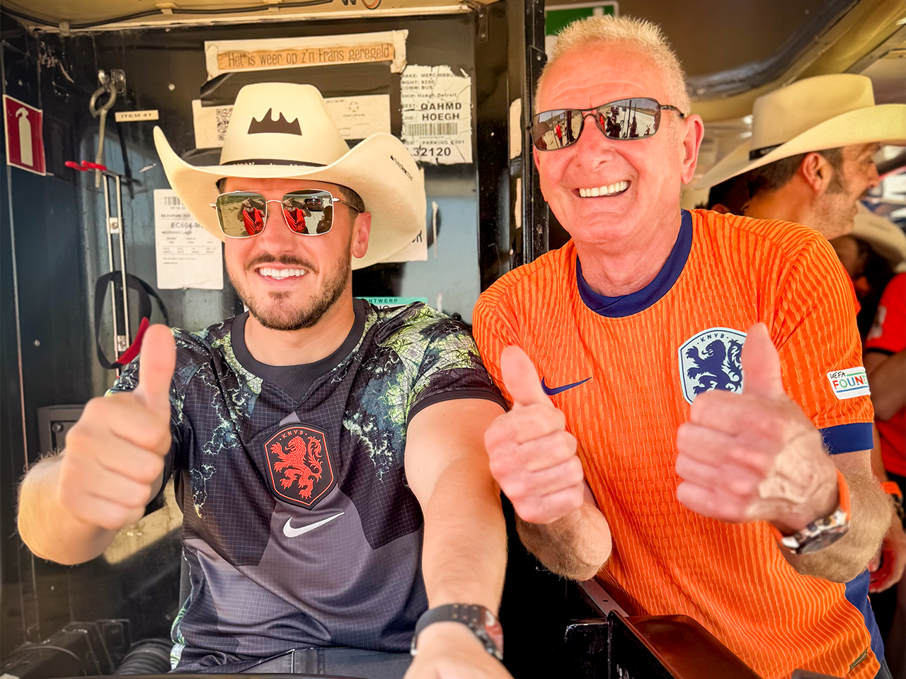 Llega A Nuevo León el legendario Orange Bus; Samuel García da la bienvenida a aficionados neerlandeses en Puente Colombia