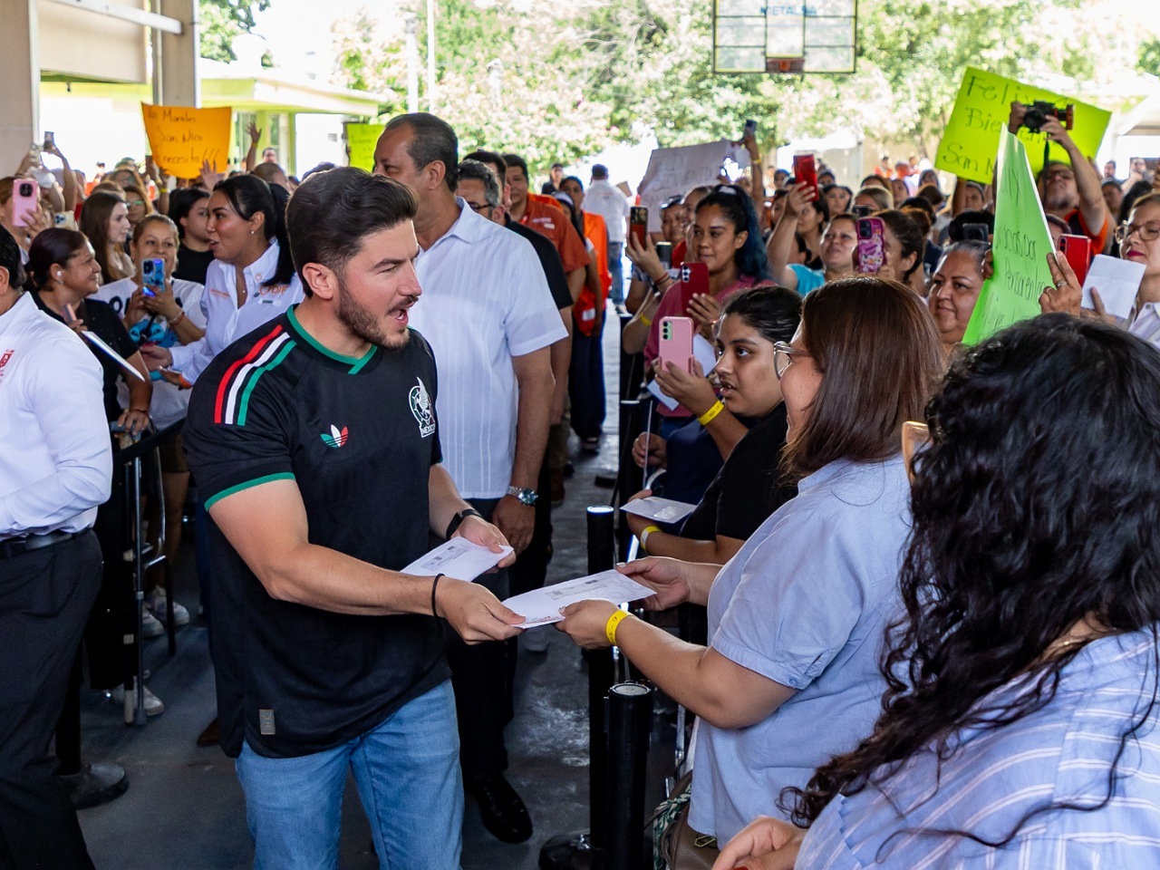 Garantiza Gobernador movilidad gratuita a beneficiarias de Ayudamos a las Mujeres en San Nicolás
