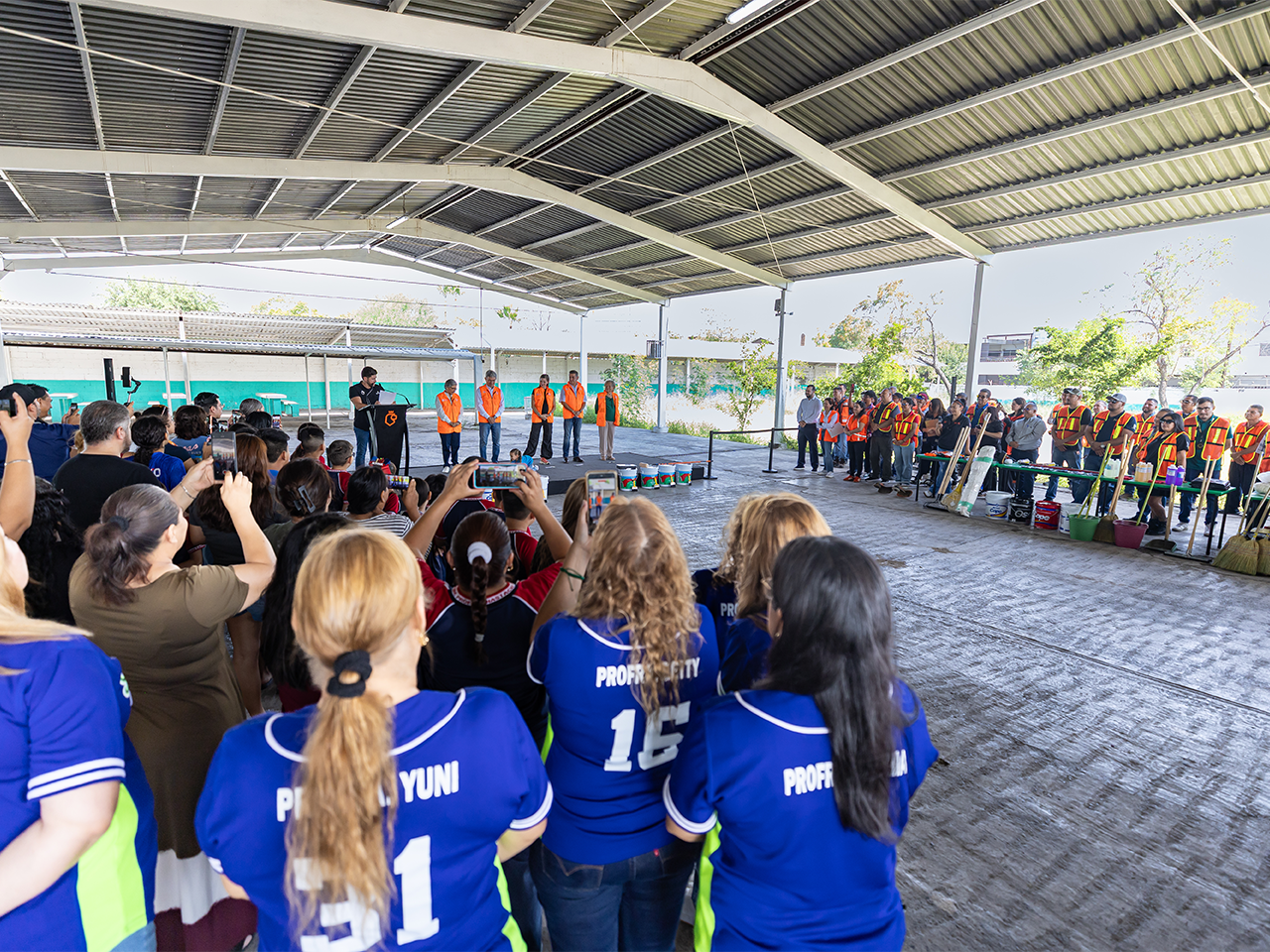 Samuel y Mariana ponen manos a la obra por escuelas más dignas y una nueva generación de preparatorias