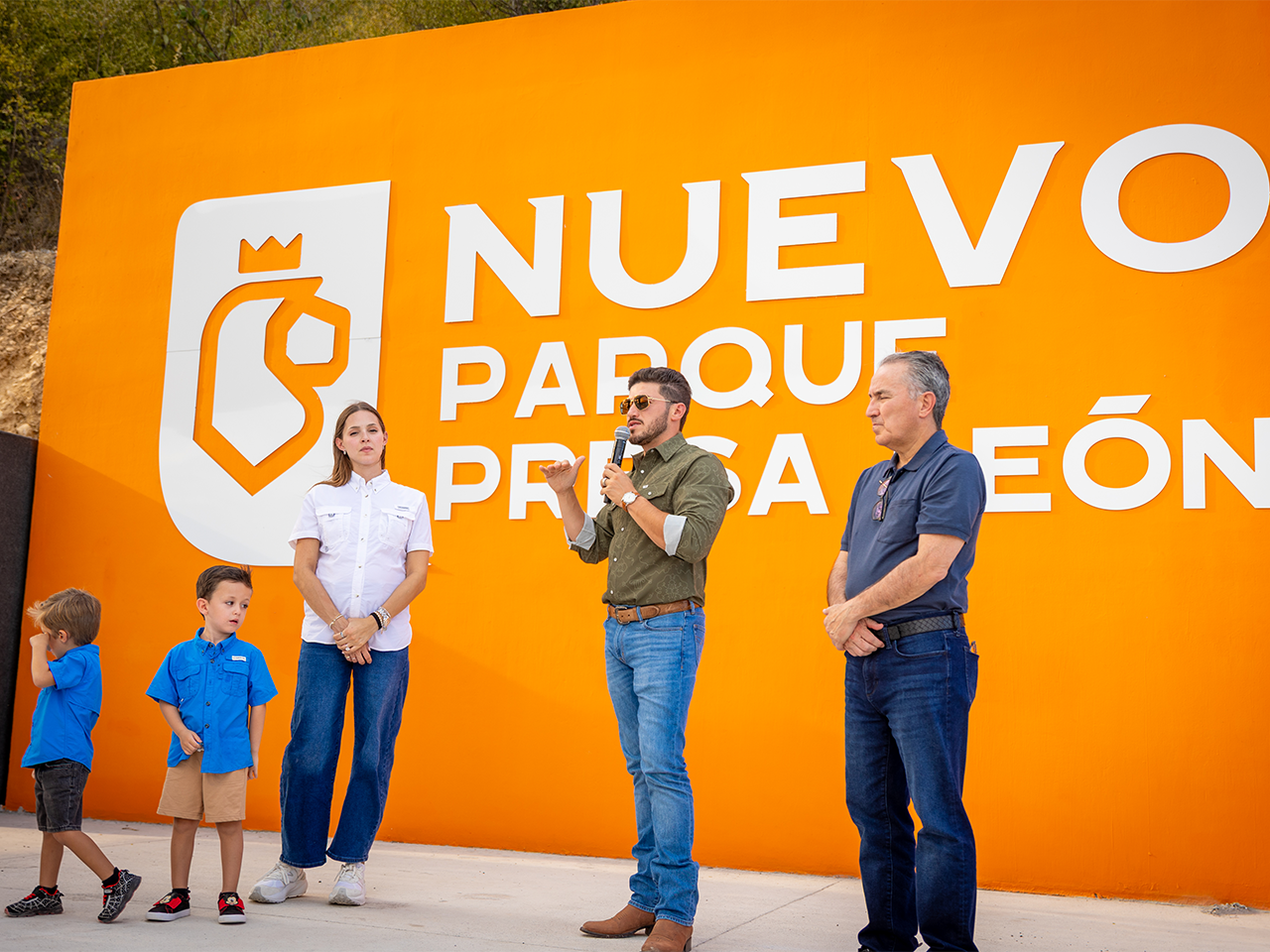 Inauguran Samuel y Mariana nuevo Mirador del Parque Estatal Presa León para impulsar el turismo y la convivencia familiar