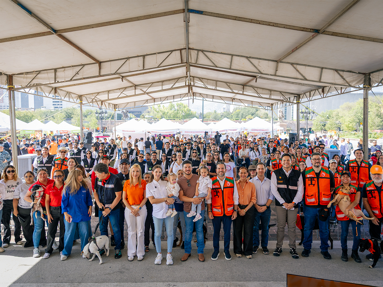 Inauguran Samuel y Mariana Macro Pet 2026; promueve el bienestar animal y la adopción responsable en NL