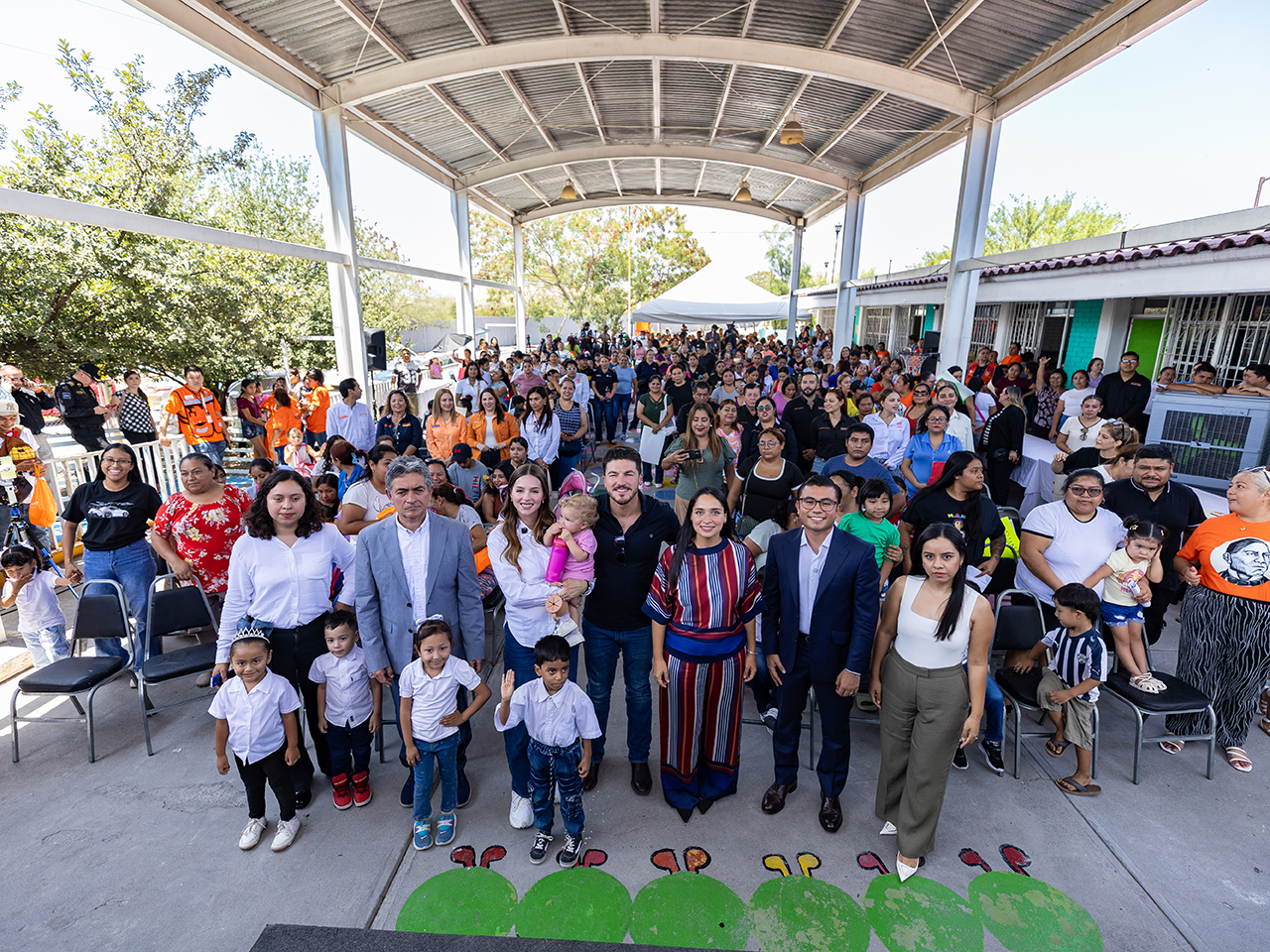 Encabezan Samuel y Mariana segunda edición de entrega de uniformes escolares gratis en Juárez