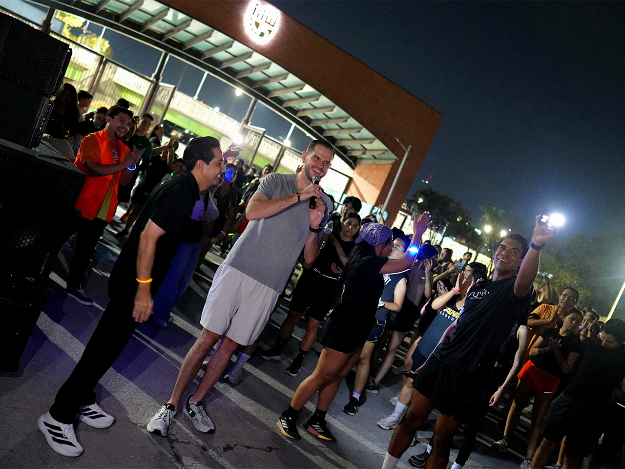 Reúne “Running In The Night” a mil corredores en Fundidora y Parque Lineal