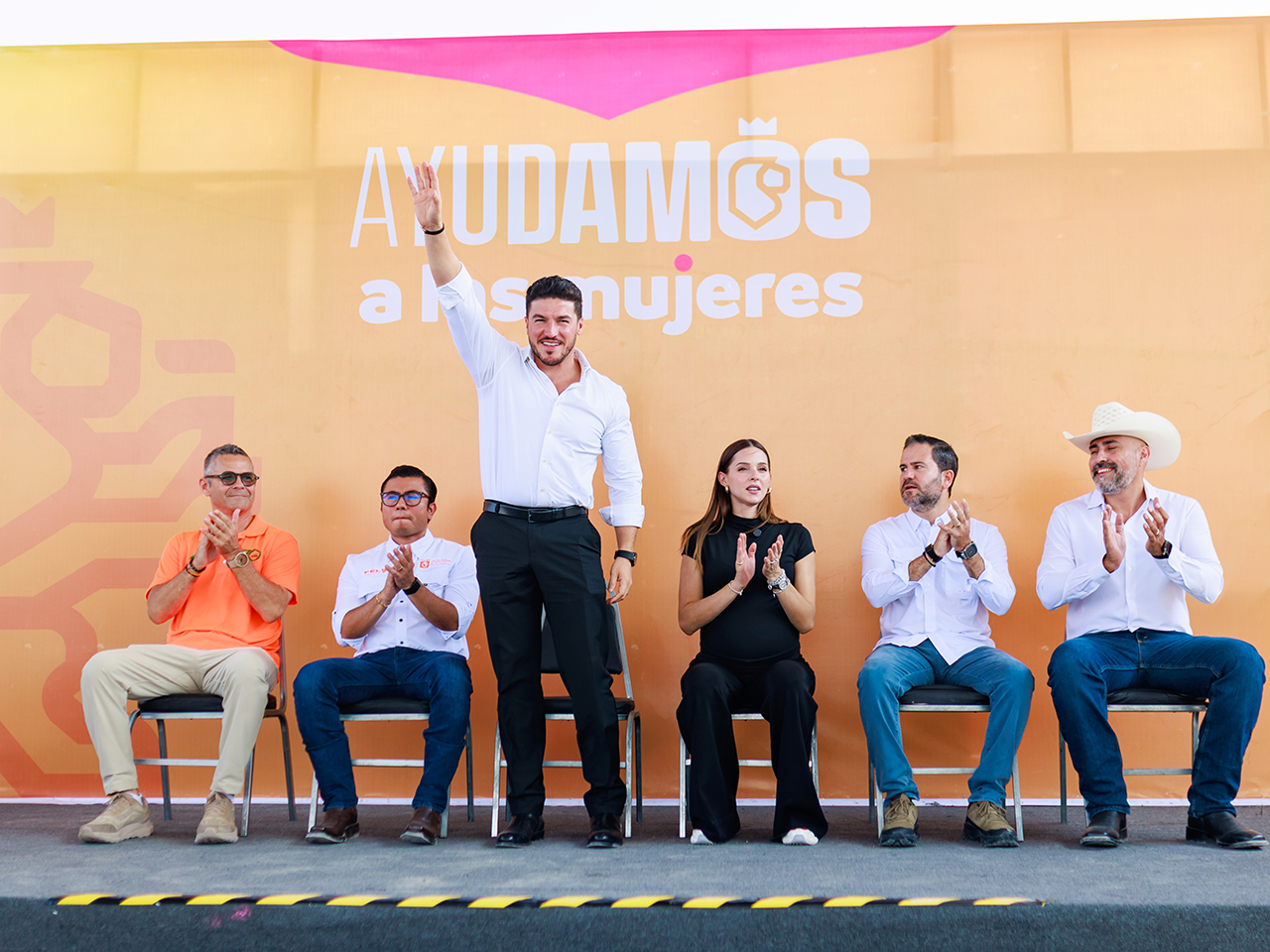 Samuel García y Mariana Rodríguez entregan tarjetas de Ayudamos a las Mujeres en García