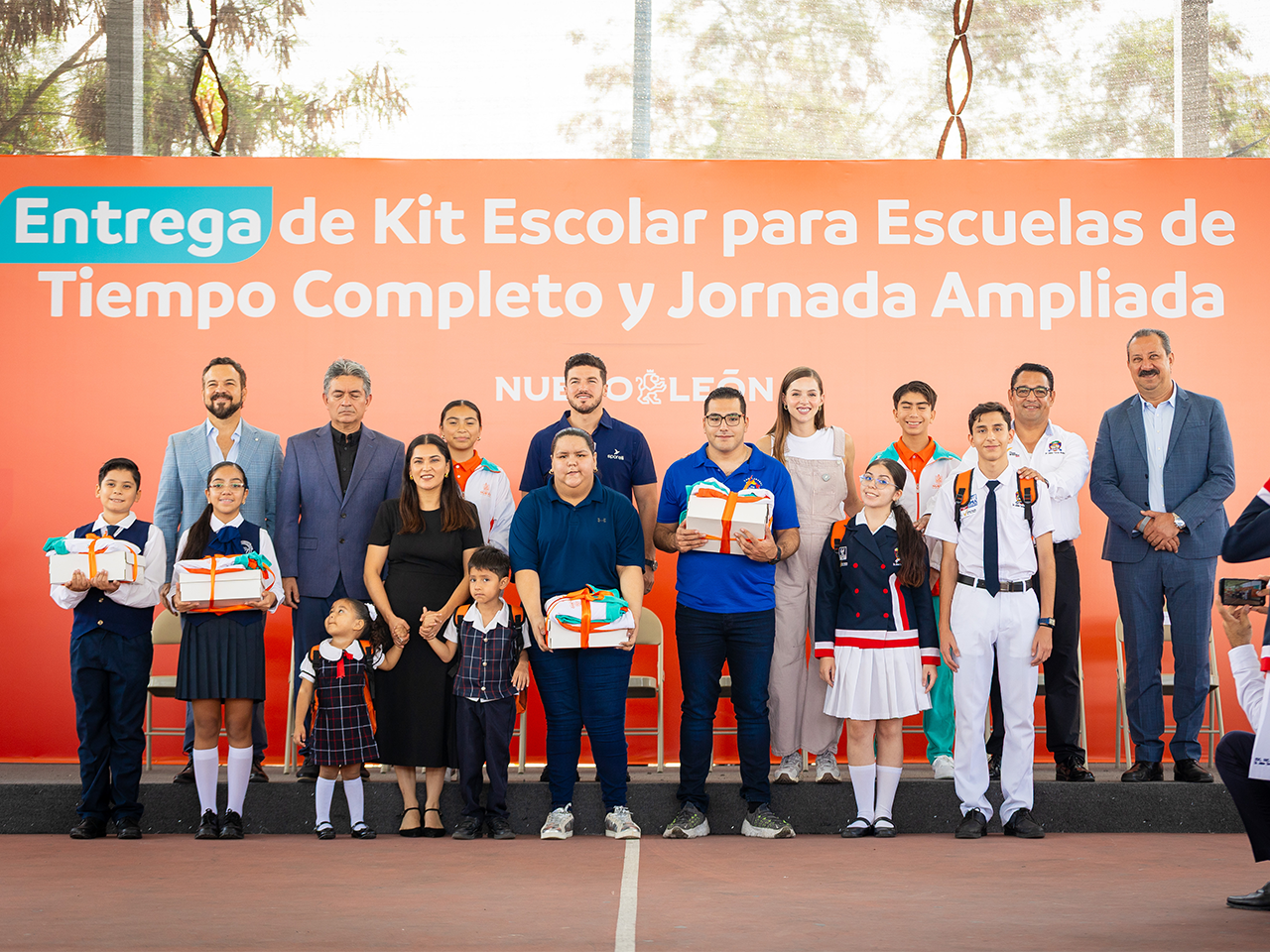 Entregan Samuel y Mariana más de mil kits de útiles escolares en escuelas de tiempo completo