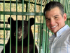 Mike Flores supervisa evolución de Tadeo, oso negro rescatado hace ocho meses